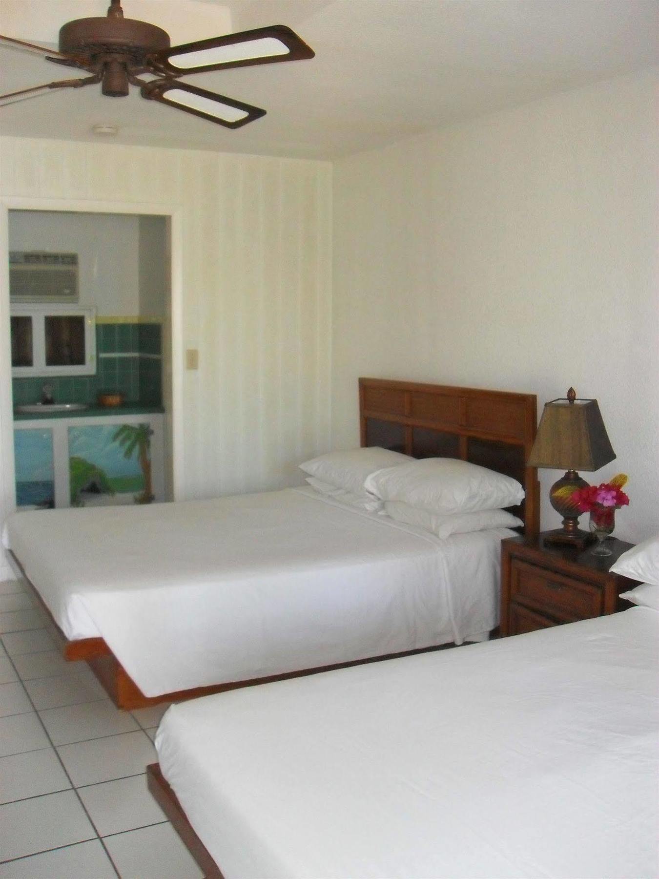 Pelican Beach Hotel Whitby Buitenkant foto